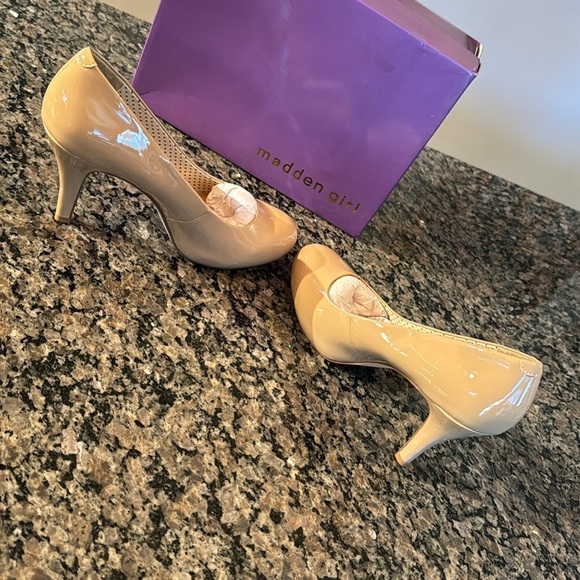 Madden Girl Getta Nude heels NIB 9 - Picture 6 of 10